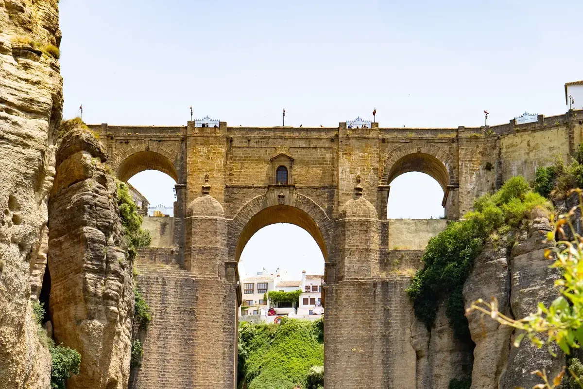 El Puente Nuevo de Ronda de cerca, con sus arcos de piedra sobre el Tajo y una cascada al fondo
