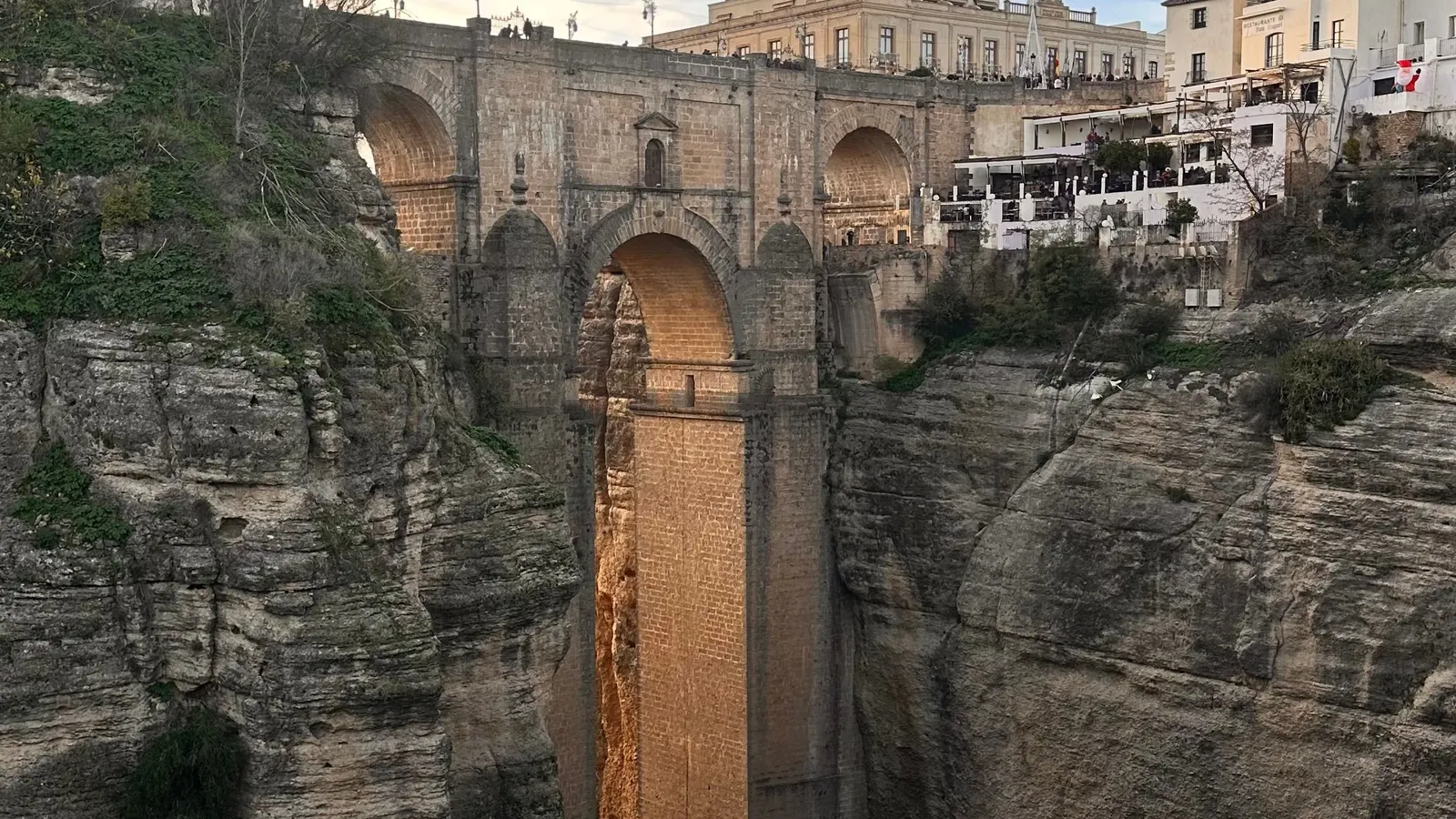 El Puente Nuevo de Ronda visto desde el fondo del Tajo, con la ciudad al borde del desfiladero