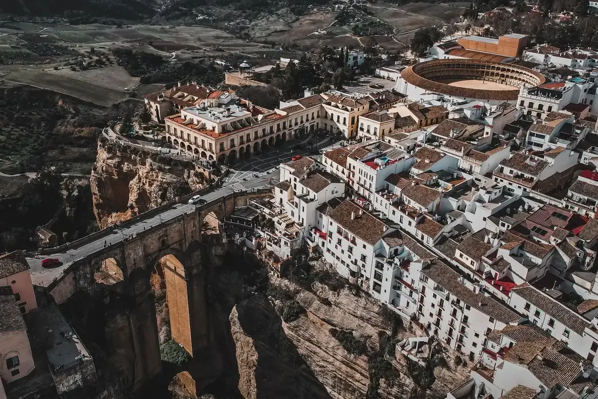 Vista aérea de Ronda con la Plaza de Toros, el Puente Nuevo y el casco antiguo sobre el Tajo