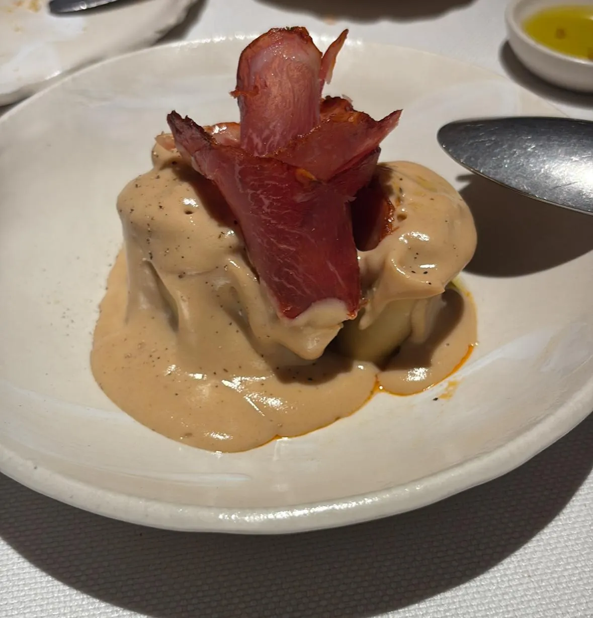 Canelones rellenos de carne con salsa de tomate de Tragabuches, con jamón ibérico y salsa cremosa
